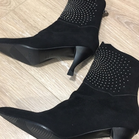 Booths - Picture 1 of 5